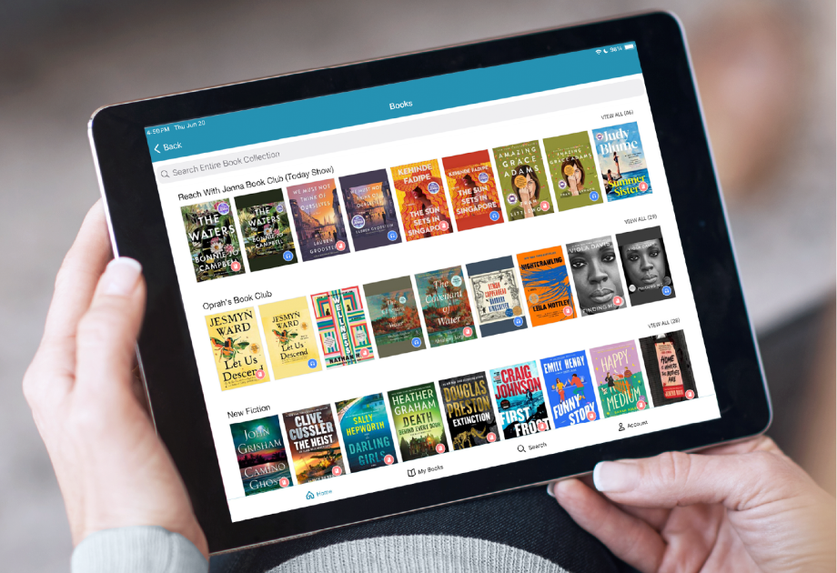 Foto-illustratie: Bladeren door een CloudLibrary-app op een tablet